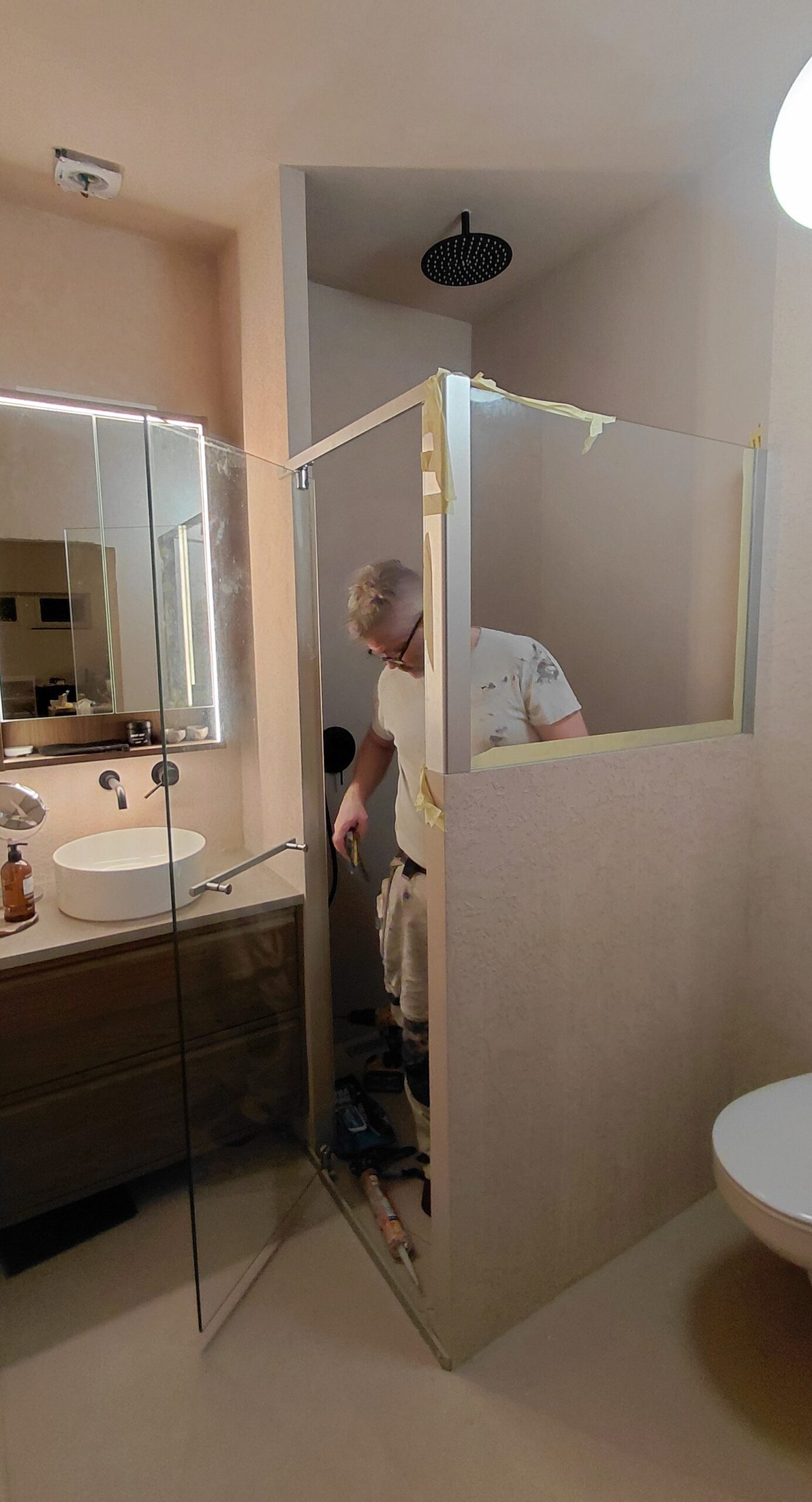 Microsement og steinefnaspartl á baðherbergi.