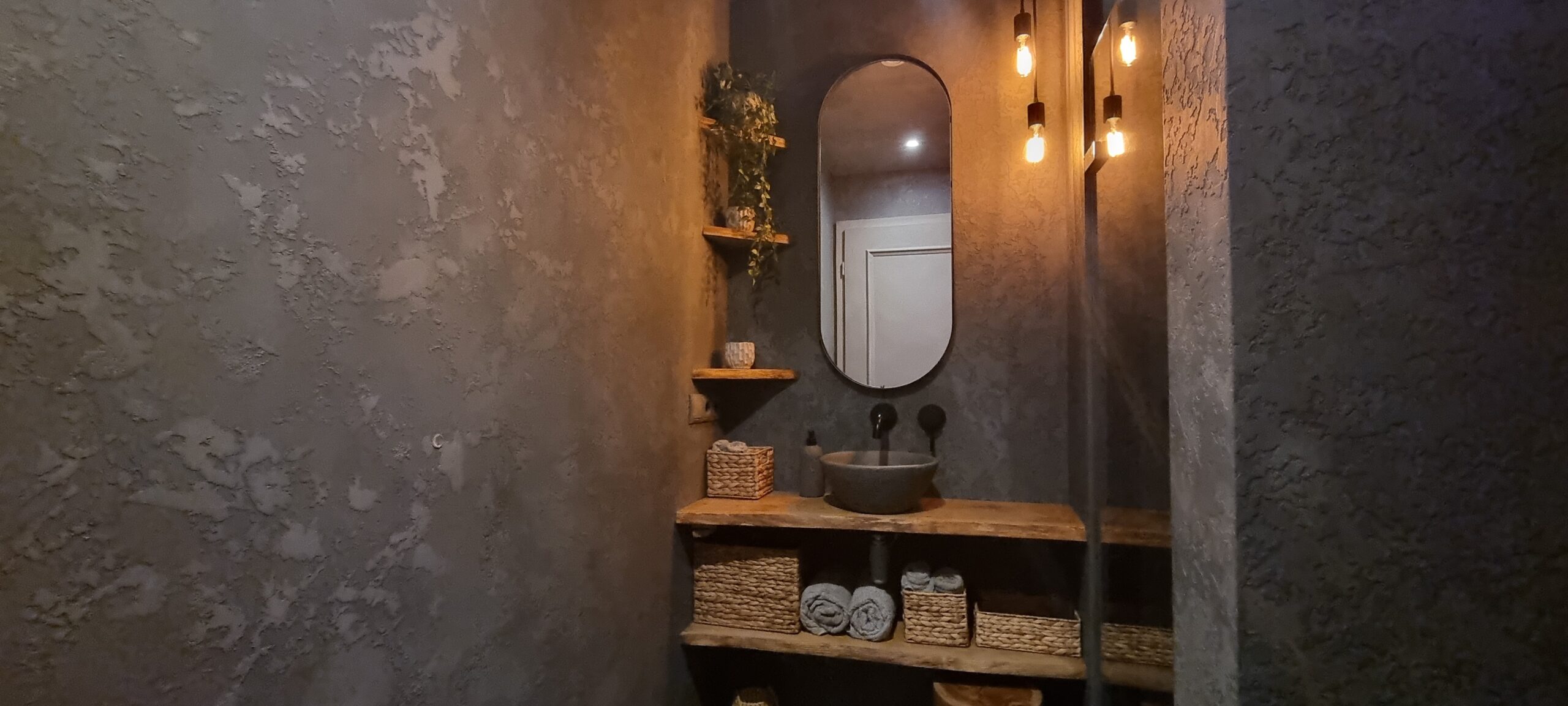 Microsement og stucco samsetning á baðherbergi og sturtuklefa