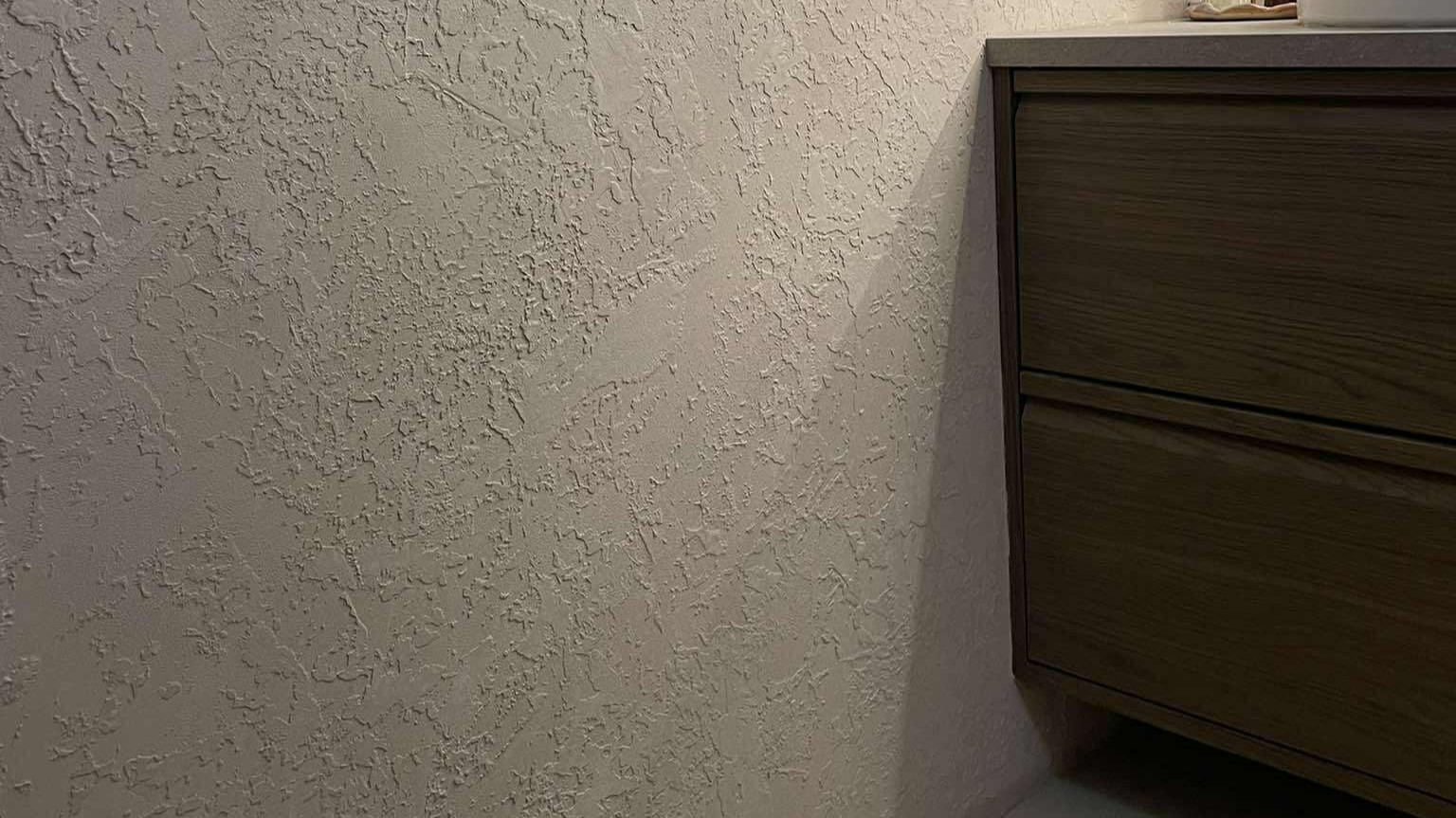 Microsement á gólf og steinefnaspartl á veggi inni á baðherbergi